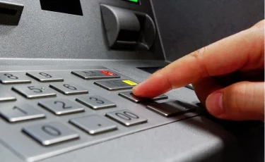 Казахстанцы стали снимать больше денег с банкоматов