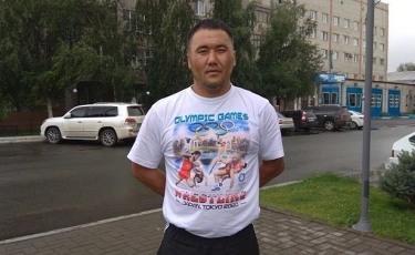 Миллион тенге вручили спасшему 48 человек жителю Семея Ержану Амарханову