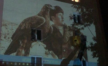 Павлодарда 5 қабатты үйдің қабырғасында алып сурет салынып жатыр