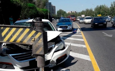Алматыда жерүсті өткелін жөндеп жатқан кран мен жеңіл көлік соқтығысты