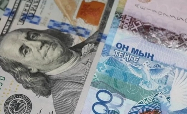 Тенге продолжает падать – доллар в обменниках продают по 375