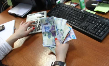 Экономист Сергей Домнин жалақыны көтеруді ұсынды