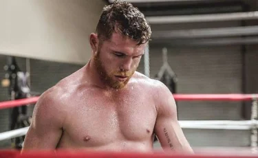 Сауль Альварес чемпиондық белбеулерінің бірінен айрылды