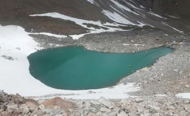 Селеопасные моренные озера под Алматы переходят на зимний режим