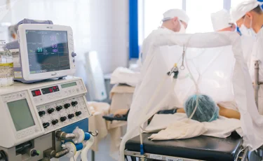 Түнгі клуб алдында көлік қағып, комаға түскен әйел көз жұмды