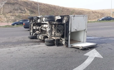  Алматыда жүк көлігі аударылып, 10 метрге ұшып түсті