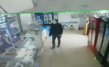 Пытавшегося ограбить магазин в ЗКО человека с пистолетом полиция отпустила 