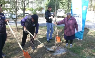 Выборы в маслихат: кандидаты в депутаты встречаются с жителями и проводят субботник