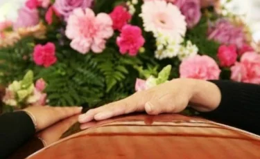 «Қайтыс болған» ер адам өзін жерлегеннен кейін үйіне қайтып келді