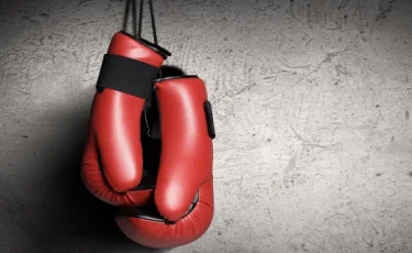 Көзіне жас алған боксшы жанкүйерлерінен кешірім сұрады