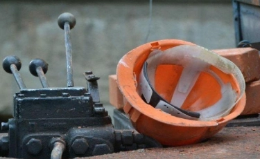 Ақтөбедегі кен орнының жұмысшысын вагон сүйреп кетті