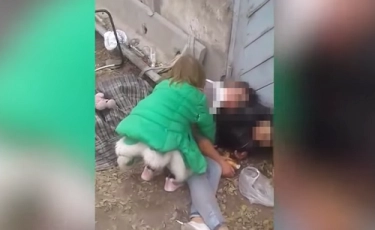 Аянышты халге түскен кішкентай қыз удай мас анасын тұрғызбақ болды – видео