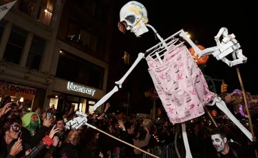 Хэллоуин кешінде тағы төтенше жағдай: астаналық қызды жедел жәрдем алып кетті