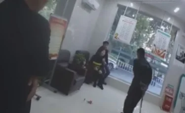 Қол-аяғы байланған полицей кепілге алынған қызды қылмыскерден құтқарып қалды - видео