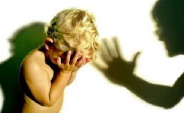 Он үш қабырғасы сынған: Есірткі «шеккен» 2 жастағы бала әкесінің қолынан өлді