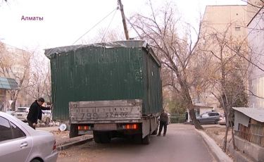 Демонтаж и спецстоянка: в Алматы продолжается снос незаконных ларьков