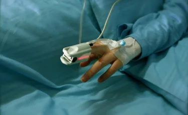 12 жыл бойы комада жатқан ер адам 75 жастағы анасының арқасында есін жиды