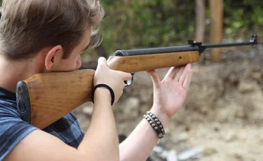 Ер адам досын тиінмен шатастырып, көзіне оқ атты