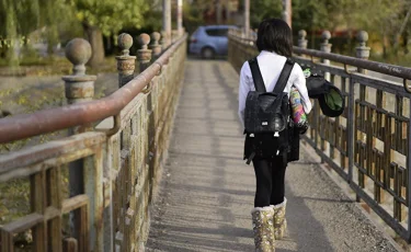 Тоғыз жасар қыз мектепке пижамамен баруға мәжбүр