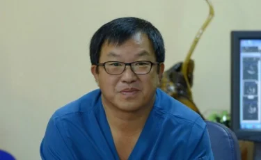 Астанадағы Кардиохирургия орталығының басшысы аурухана маңайындағы қарды өзі тазалап жүр (видео)