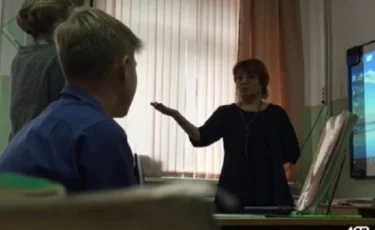 «Отбасыңда асыранды қызсың ба?» Мұғалім жыртық киім кигені үшін оқушы қызды жылатып тастады (видео)