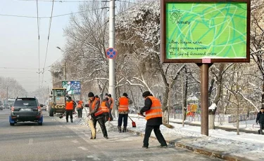 Алматыда түнде қар күреу жұмысына кедергі болған көліктер айып тұрағына жөнелтіледі