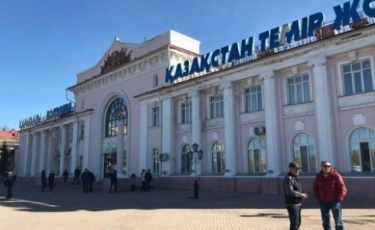 Поток воды с потолка обрушился на посетителей ж/д вокзала в Караганде (видео)
