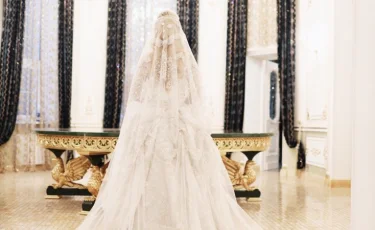 Отбасы 17 жасар қызын аукционда 500 сиыр мен 3 автокөлікке сатты