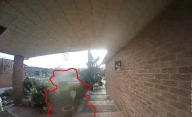 Үйдің алдында кезіп жүрген елес видеоға түсіп қалды (видео)