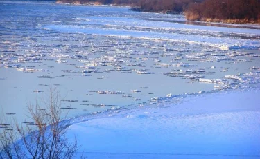 БҚО-да 2 адам отырған көлік өзенге батып кетті