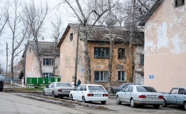Сотни жителей Астаны не могут покинуть аварийные многоквартирные дома