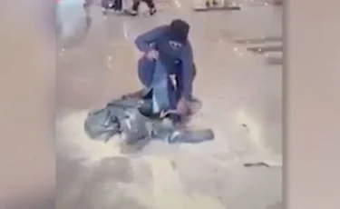 Ұшақтың ұшу уақыты өзгертілгеніне ашуланған ер адам өз заттарын өртеп жіберді (видео)