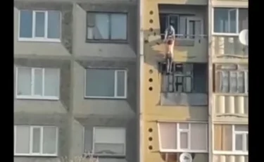 «Азаматтық некедегі күйеуімен ұрысып қалған»: Қостанай облысында әйел балконға ілініп қалды (ВИДЕО)