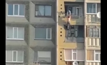 «Азаматтық некедегі күйеуімен ұрысып қалған»: Қостанай облысында әйел балконға ілініп қалды (ВИДЕО)