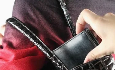 Көшеде телефон ұрламақ болған ұры бойжеткеннен оңбай таяқ жеп қалды (видео)