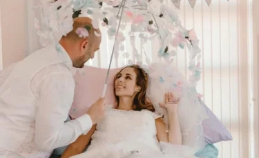 6 күннен соң көз жұмды: Күйеу жігіті қалыңдығының рак дертіне шалдыққанын біліп, некесін қиды