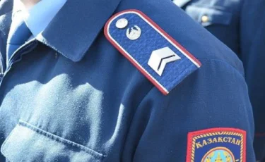 Әйел зорлап, түрмеде отырған полиция әкелік құқығынан айрылды