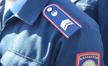 Әйел зорлап, түрмеде отырған полиция әкелік құқығынан айрылды