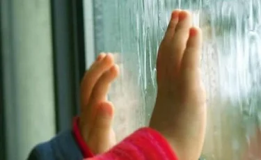 Қарағанды облысында анасы тамақ дайындап жатқанда сәби терезеден құлап кеткен