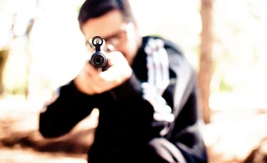 Мектеп оқушысы өзін келемеждеген сыныптасын атып өлтірді