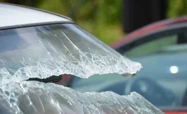 Күйеуімен ұрсысқан әйел көліктің алдыңғы терезесінен ұшып кетті (видео)