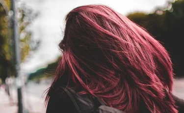 Студент қыз шашын бояғаннан кейін түрі «құбыжыққа» ұқсап кеткен (видео)