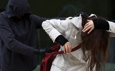 Семейде ер адам көшеде көзіне көрінген әйелдерді сабап жүр