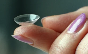 Бір көзін кесіп тастады: Линзамен душқа түскен әйел көзінен айырылды