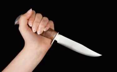 Ақтөбеде 17 жастағы қыз өз әкесінің бетін пышақпен тілген