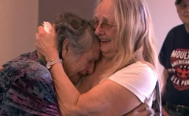 69 жыл бойы қызын өлі деп келген әйел онымен кездесті