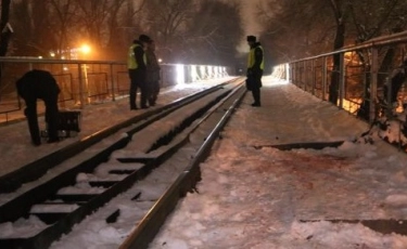 Пешеход попал под тепловоз в Алматы и потерял ногу