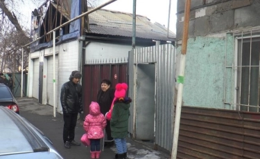Пострадавшие поблагодарили полицейского, спасшего 6 человек из огня в Алматы 