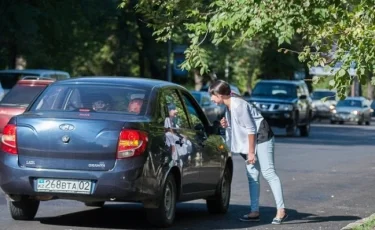 Алматыда такси жүргізушілері кәсібін сәуір айына дейін заңдастыруы тиіс