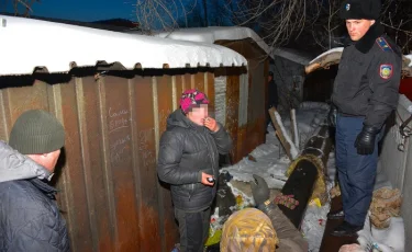 Полицейские собирают с улиц бомжей из-за сильных морозов в Петропавловске